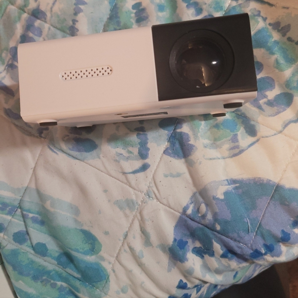 LED Projector - Picture 2 of 11